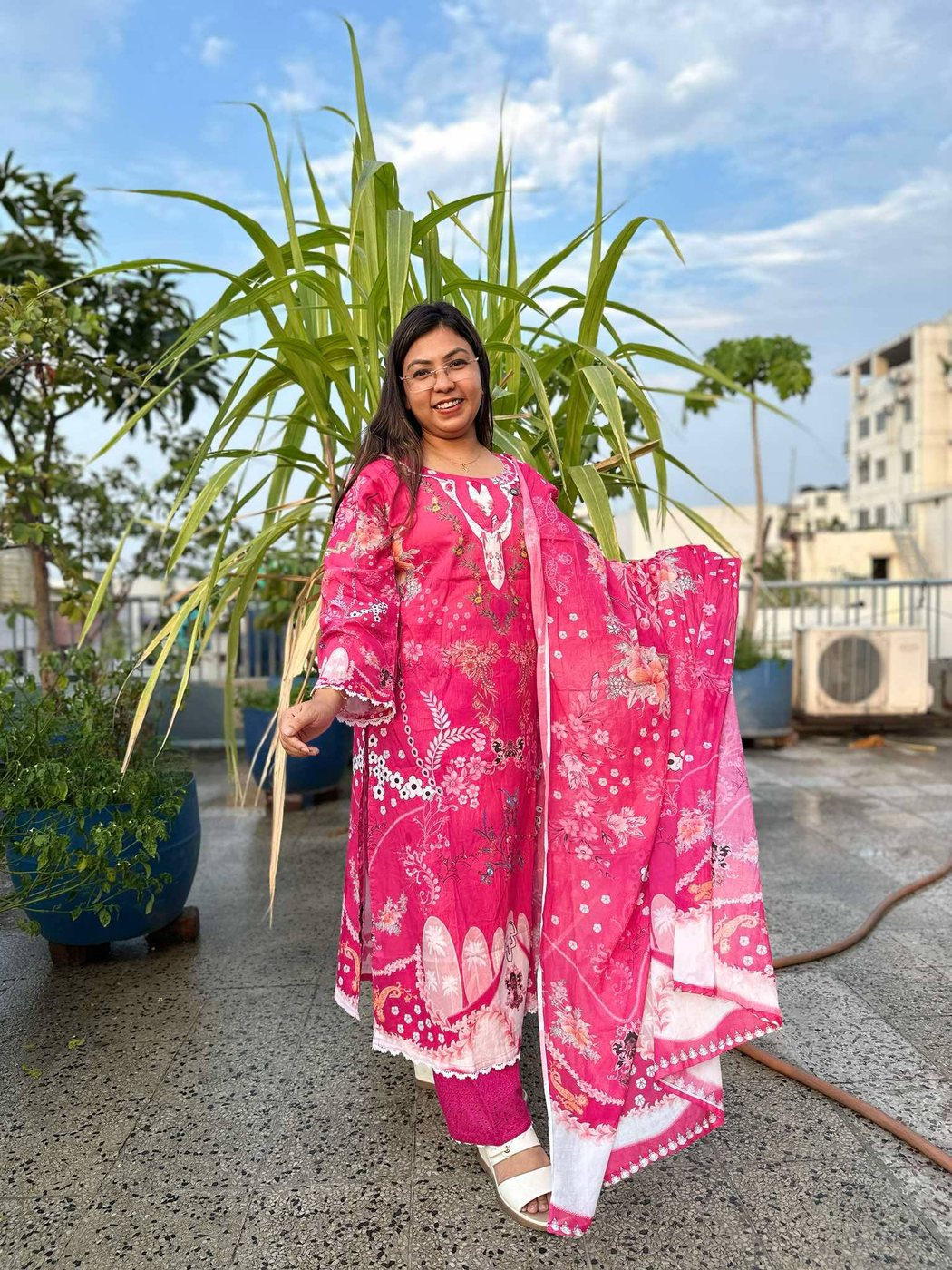 Shada Golapi Pata Phool